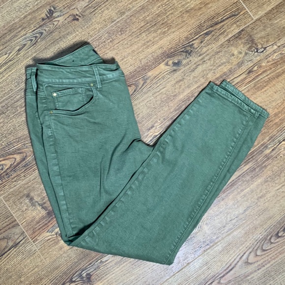Ann Taylor Denim - Ann Taylor Olive skinny ankle jeans🎃